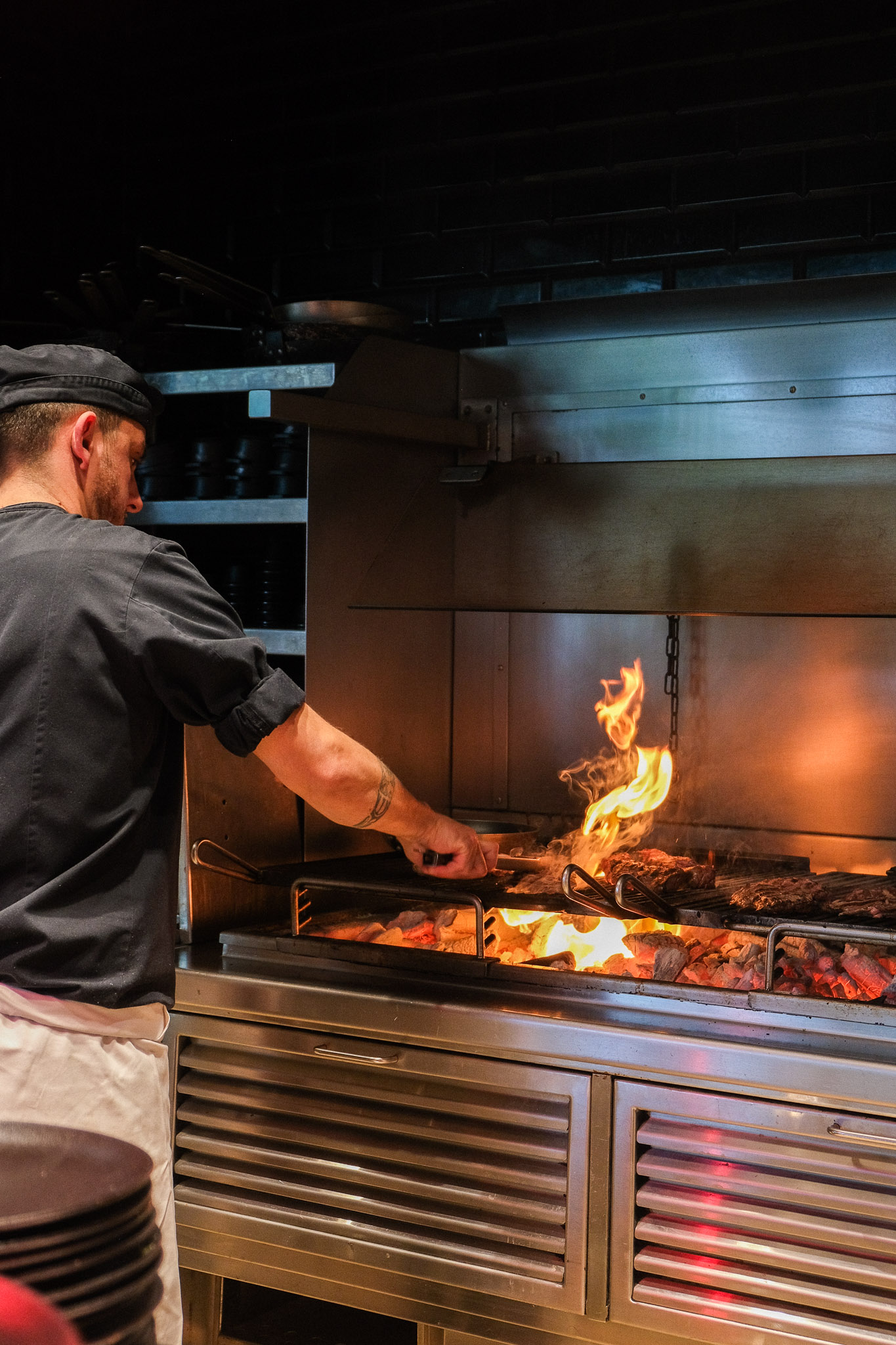 Viande cuite au carbon de bois