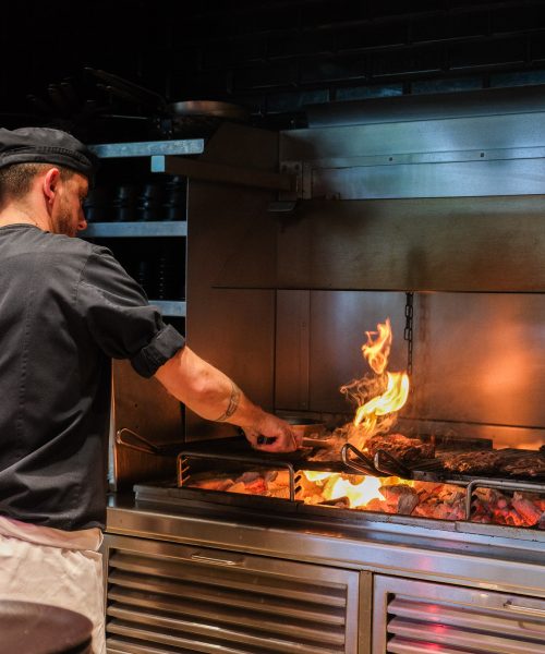 Viande cuite au carbon de bois